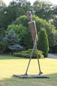 Le Grans Jérômetti, sculpture en 4.10 m de haut en acier laitonné.