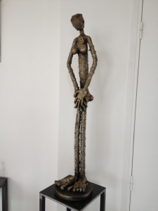 La mini brésilienne, sculpture en tube acier recouvert de laiton