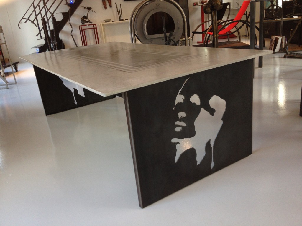 Table avec plateau béton et piétemet en tôle acier brut découpé modèle femme, réalisé par L'Atelier de Jérôme à Caurel dans la Marne
