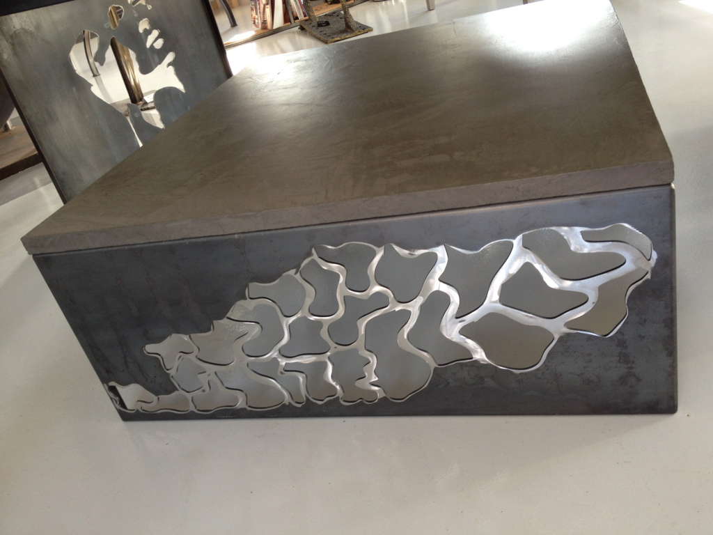 Table basse série dentelle, avec piétement en tôle acier découpé et plateau en béton ciré, réalisé par L'Atelier de Jérôme à Caurel dans la Marne.